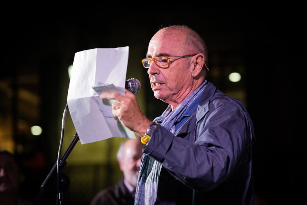 Archivo - El músico y cantautor español de lengua catalana, Lluís Llach lee su manifiesto en la manifestación organizada por sindicatos independentistas contra la "represión a los jovenes" caminan por via LaIetana