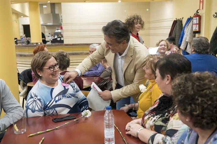 El alcalde de Camargo, Diego Movellán, con personas mayores