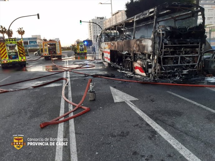 Autobús de la empresa Rico Bus calcinado por un fuego en Cádiz.