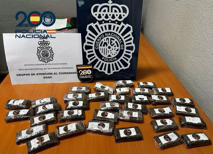 Detenido un padre y una hija pillados transportando más de 30 paquetes de hachís