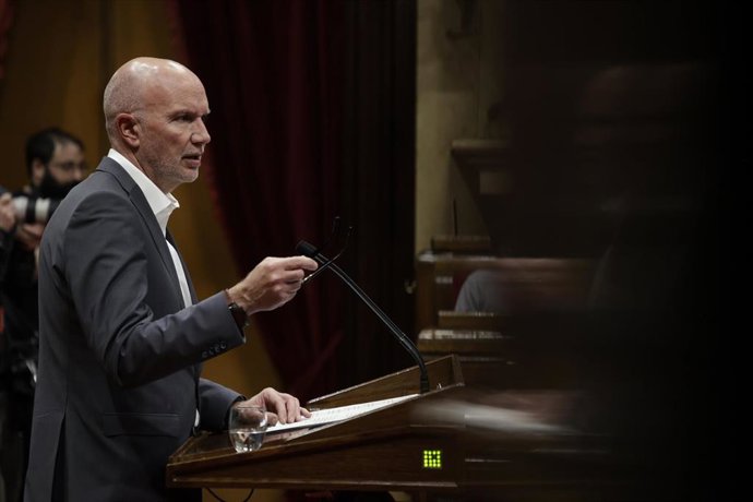 El conseller de Acción Climática, Alimentación y Agenda Rural, David Mascort, interviene durante una sesión plenaria, en el Parlament, a 5 de marzo de 2024, en Barcelona, Catalunya (España). 