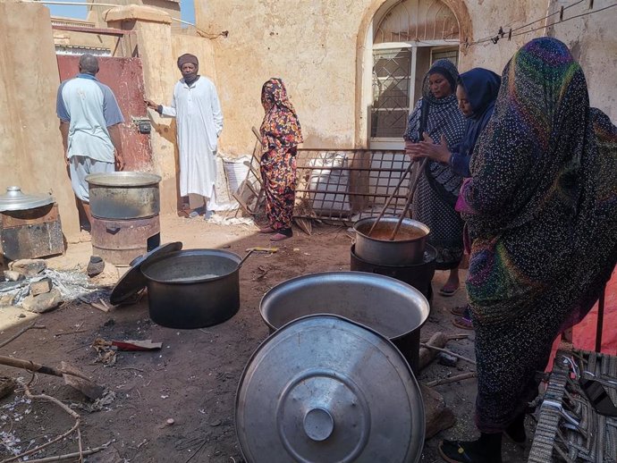 Un grupo de voluntarios prepara comida para su distribución en Omdurmán, en el marco de la guerra desatada en abril de 2023 entre el Ejército de Sudán y las paramilitares Fuerzas de Apoyo Rápido (RSF)