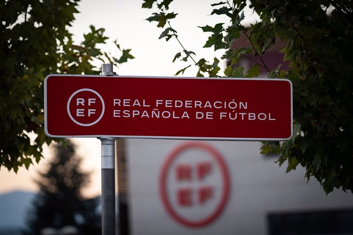 Cartel de la sede de la Real Federación Española de Fútbol (RFEF)