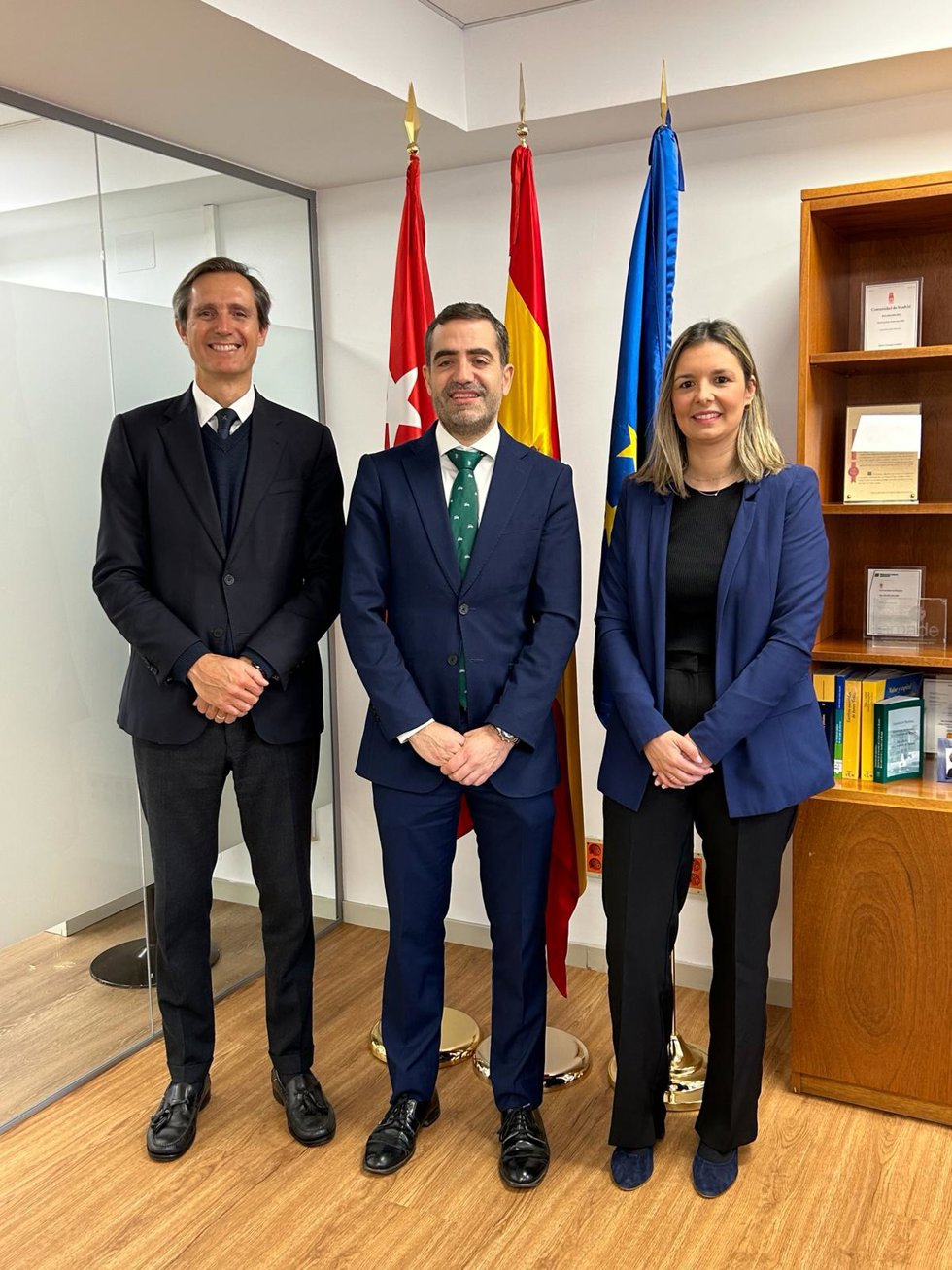 El director de Negocios Institucionales de Sabadell, Jose Luis Montesino-Espartero (izq), el director general de Política Financiera y Tesorería de la Comunidad de Madrid, Rodrigo Robledo, y la directora de Sector Público de Sabadell, Sara Castellano.