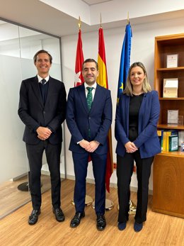 El director de Negocios Institucionales de Sabadell, Jose Luis Montesino-Espartero (izq), el director general de Política Financiera y Tesorería de la Comunidad de Madrid, Rodrigo Robledo, y la directora de Sector Público de Sabadell, Sara Castellano.