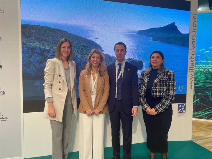 La alcaldesa del Ayuntamiento de Andratx, Estefanía Gonzalvo, en compañía de la regidora de Turismo, Sandra Milena, y el presidente del Consell de Mallorca, Lloren Galmés, durante su presentación en la feria de turismo ITB Berlín.