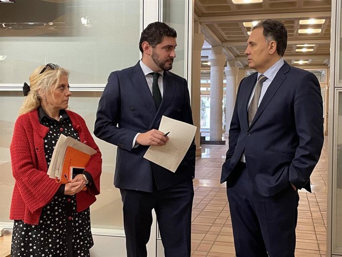 El vicepresidente primero del Gobierno de Aragón, Alejandro Nolasco; la directora general de Justicia, Esmeralda Pastor; y el jefe de servicio de Informática, Eduardo Pérez.