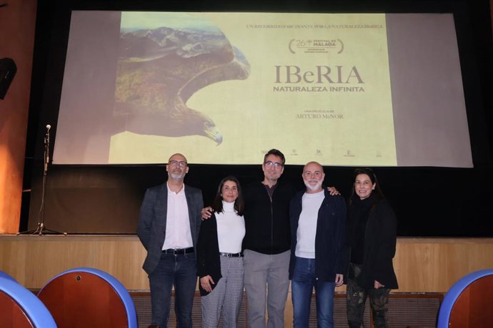 Alumnos de Alcalá visualizan la película 'Iberia, Naturaleza Infinita' en presencia del director Arturo Menor.