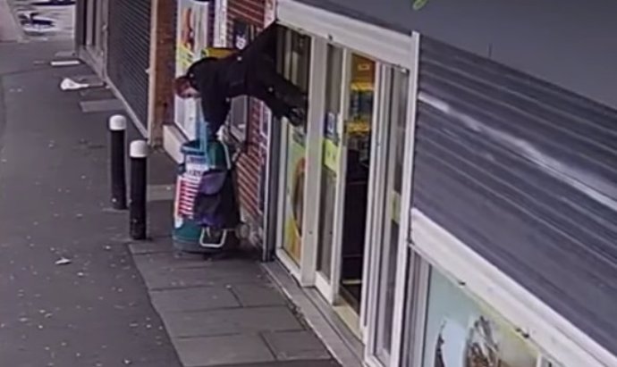 Una anciana se vuelve viral tras quedarse colgando en el aire por culpa de las persianas de una tienda.