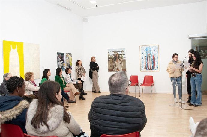 Inauguración de la exposición 'Nos-otras' que se puede ver en la sala Pintores 10 de Cáceres hasta final de marzo