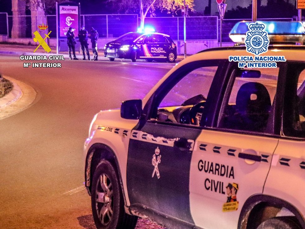 Vehículo de la Guardia Civil y la Policía Nacional
