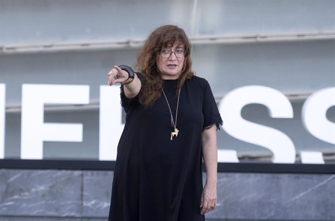 Archivo - La directora y guionista Isabel Coixet posa en la presentación de ‘El techo amarillo’ en el festival de San Sebastián.