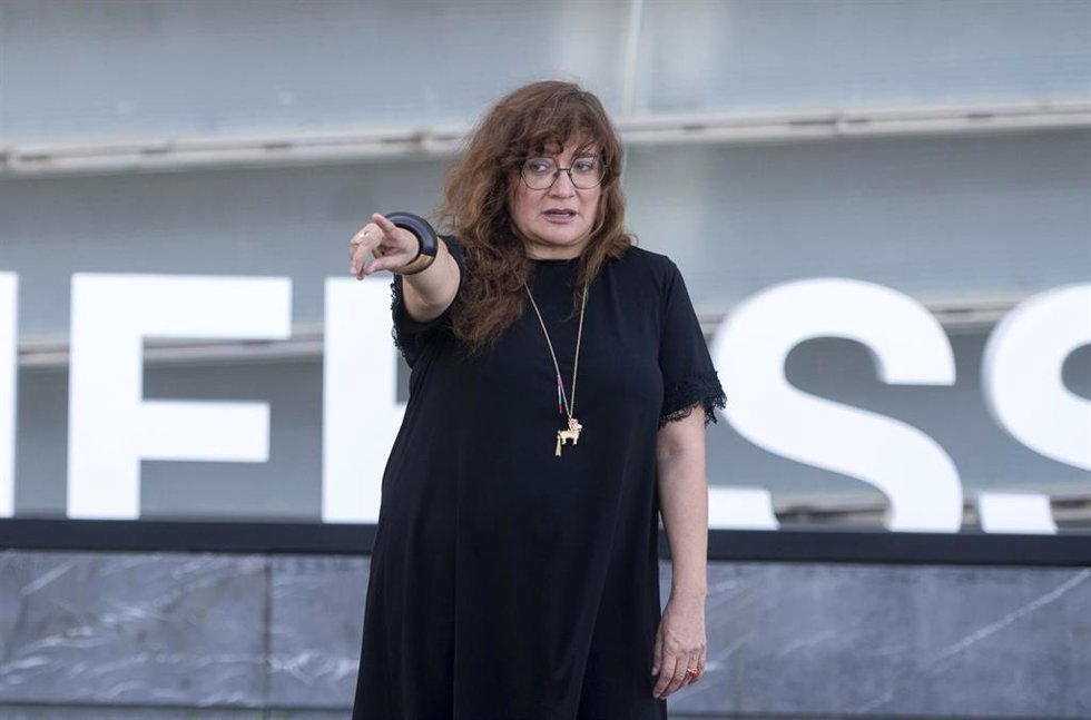 Archivo - La directora y guionista Isabel Coixet posa en la presentación de El techo amarillo en el festival de San Sebastián.