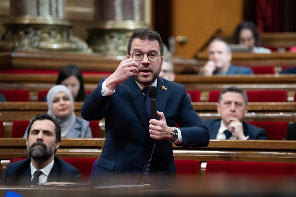 El presidente de la Generalitat, Pere Aragons, en el pleno del Parlament