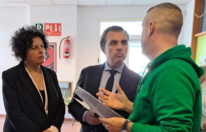 El conseller de Educación y Universidades, Antoni Vera, y la portavoz del PP Lloseta, Xesca Ramis.