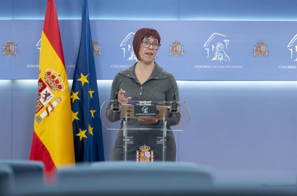 Archivo - La diputada de Sumar gueda Micó interviene durante una rueda de prensa anterior a la Junta de Portavoces, a 16 de enero de 2024, en Madrid (España).