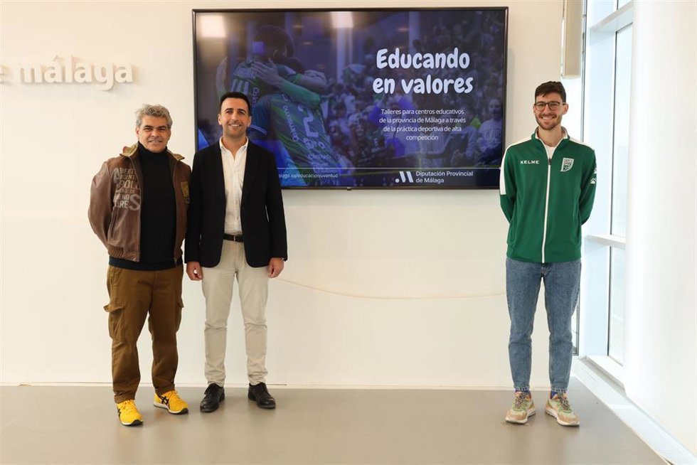 El diputado de Educación y Juventud, José Santaolalla, informa de los III Talleres Educando en Valores, junto con el director general del CD UMA Antequera, Sebastián Cuesta, y el jugador y capitán del equipo, Miguel Conde.
