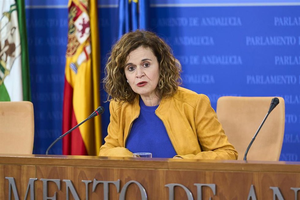 La portavoz adjunta del Grupo Por Andalucía, Esperanza Gómez, durante la ronda de ruedas de prensa de portavoces de los grupos parlamentarios en el Parlamento de Andalucía, a 6 de marzo de 2024 en Sevilla (Andalucía, España). Los portavoces de los grupo