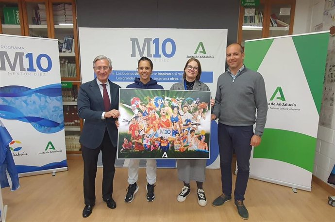 La triatleta María Pujol y el delegado de Desarrollo Educativo, Miguel Ángel Arauz, en el programa 'Mentor 10' en el IES Punta del Verde.