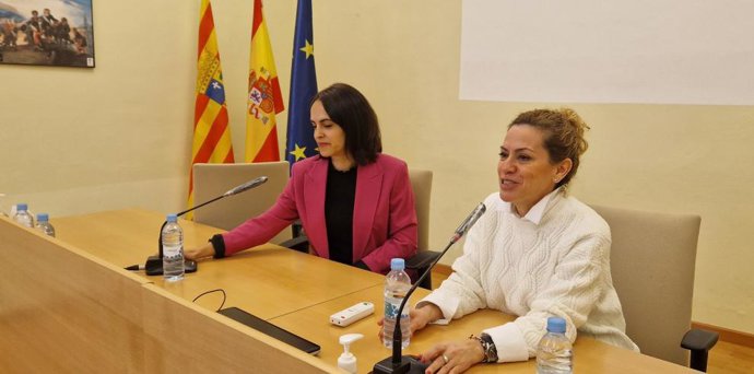 La médico especialista en psiquiatría Cristina Abad y la directora provincial de Educación, Mónica Martínez.