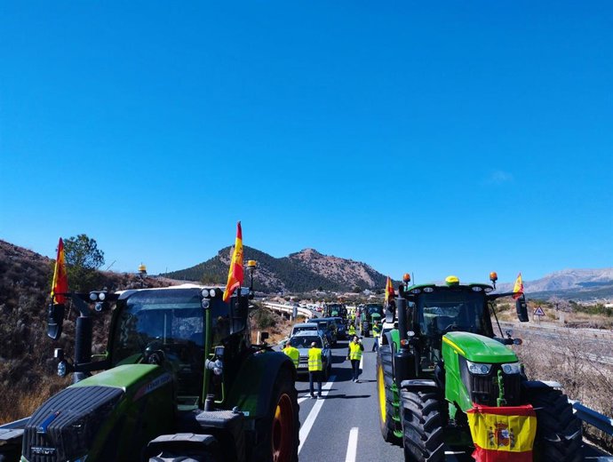 Tractores bloquean la A-92N a su paso por la comarca de Los Vélez en Almería durante las últimas protestas