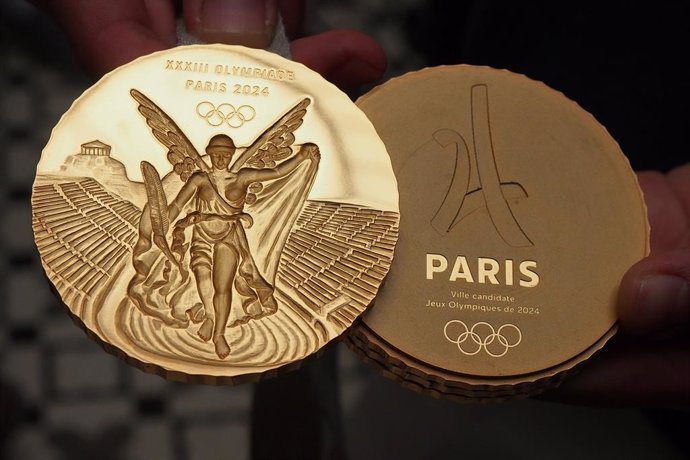 Archivo - Modelo de las medallas de los Juegos Olímpicos de París de 2024