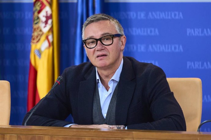 El portavoz del Grupo Parlamentario Vox, Manuel Gavira, durante la ronda de ruedas de prensa de portavoces de los grupos parlamentarios en el Parlamento de Andalucía, a 6 de marzo de 2024 en Sevilla (Andalucía, España). Los portavoces de los grupos parlam