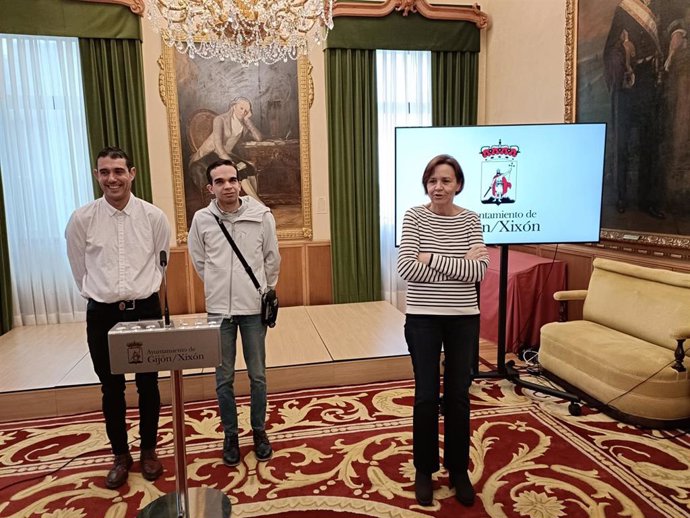 Recepción de la alcaldesa gijonesa, Carmen Moriyón (Foro), a usuarios del Sanatorio Marítimo de Gijón en el Ayuntamiento.