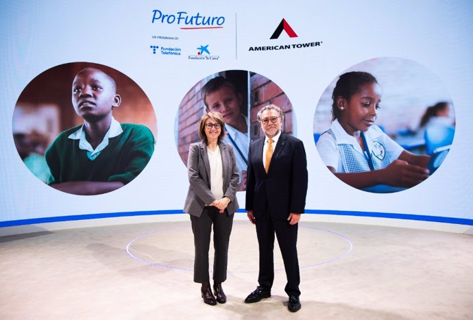 Firma del acuerdo entre Pro Futuro y American Tower para llevar la innovación educativa con tecnología a 44 escuelas de Chile, Colombia y Kenia.