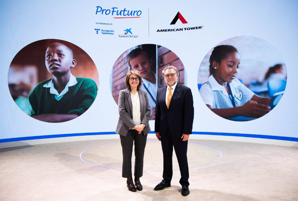 Firma del acuerdo entre Pro Futuro y American Tower para llevar la innovación educativa con tecnología a 44 escuelas de Chile, Colombia y Kenia.