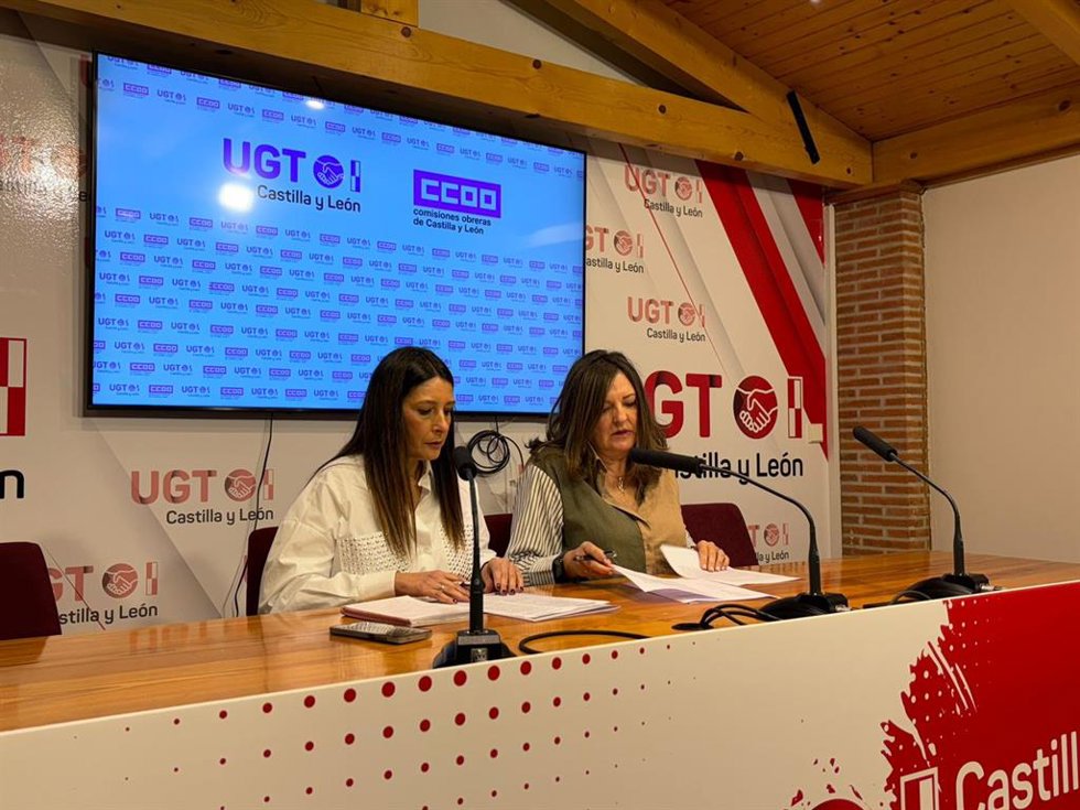 Las secretarias de igualdad de CCOO y UGT de Castilla y León, Yolanda Martín y Victoria Zumalacárregui