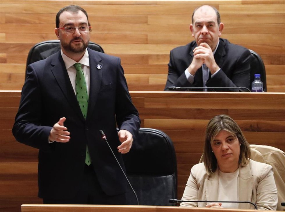 El presidente del Principado, Adrián Barbón, junto a la vicepresidenta, Gimena Llamedo.