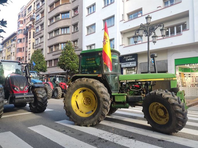 Ganaderos y agricultores asturianos durante una protesta en Oviedo.