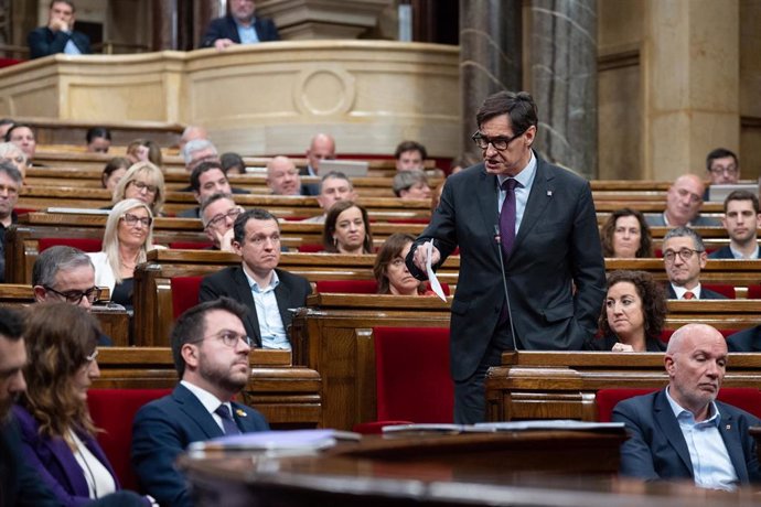 El presidente de la Generalitat, Pere Aragons, y el presidente del PSC-Units, Salvador Illa, durante la sesión de control en el pleno del Parlament