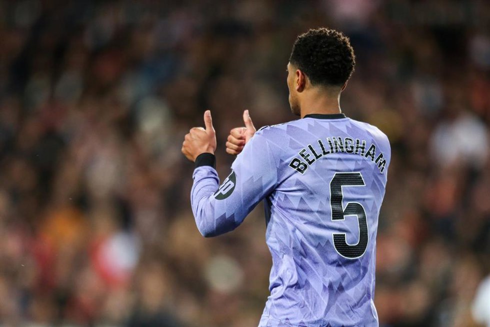 El centrocampista del Real Madrid Jude Bellingham, durante el partido de La Liga EA Sports 2023-2024 ante el Valencia CF en Mestalla.