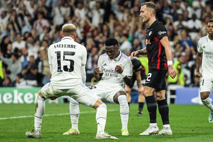 Archivo - Federico Valverde y Vinícius Junior celebran un gol del Real Madrid ante el RB Leipzig en la Liga de Campeones 22-23