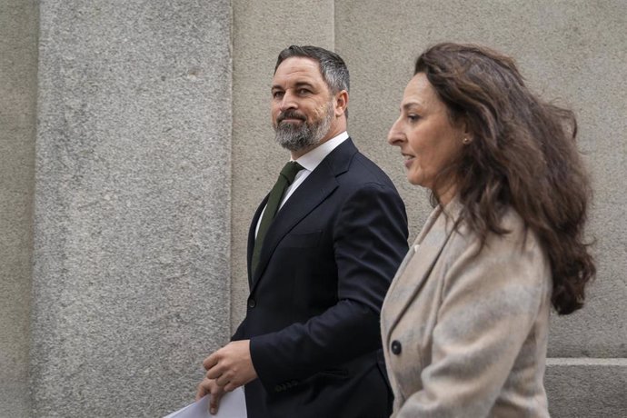 Archivo - El líder de Vox, Santiago Abascal, y la responsable jurídica de la formación, Marta Castro, a su llegada al Tribunal Supremo.