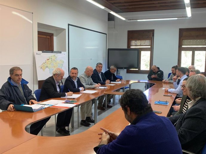 El conseller insular de Territorio, Movilidad e Infraestructuras, Fernando Rubio, en una reunión con alcaldes de la Serra de Tramuntana