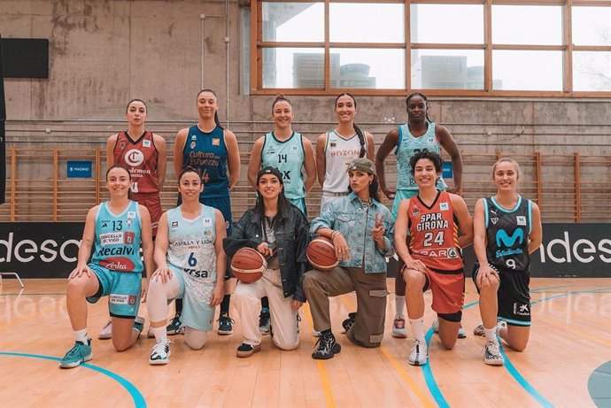 El grupo 'Marlena' junto a jugadoras de la Liga Femenina Endesa.