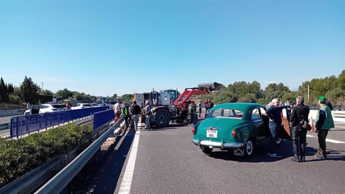Agricultores interrumpen el tráfico de la autopista AP-7 a su paso por la Ampolla (Tarragona), a miércoles 6 de marzo