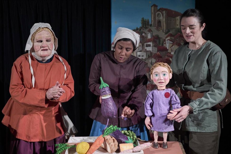 Integrantes de la compañía Claroscuro Teatro, con algunos de sus títeres.