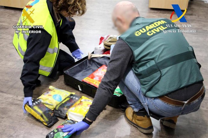 Detenidos dos colombianos por intentar introducir 8,5 kilos de cocaína por el aeropuerto de Santander