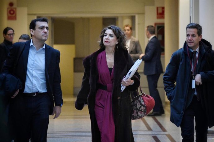 La vicepresidenta primera y ministra de Hacienda, María Jesús Montero, a su llegada a una sesión de control al Gobierno, en el Senado, a 6 de marzo de 2024, en Madrid (España).  El Senado vuelve a debatir y a votar en el Pleno de hoy los objetivos de es