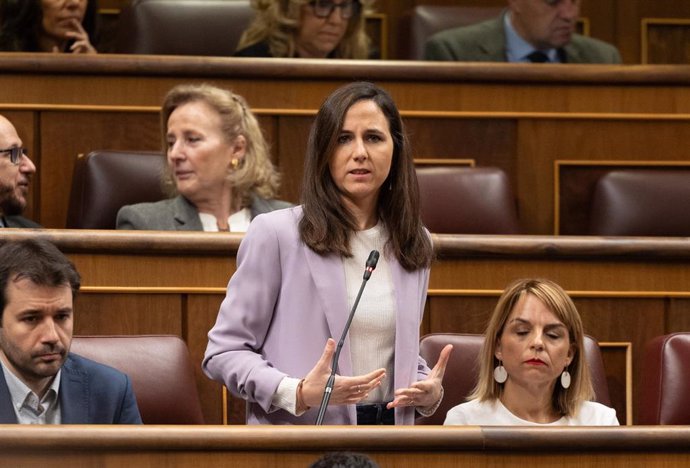 La secretaria general de Podemos, Ione Belarra, interviene durante una sesión de control al Gobierno, en el Congreso de los Diputados, a 28 de febrero de 2024, en Madrid (España).