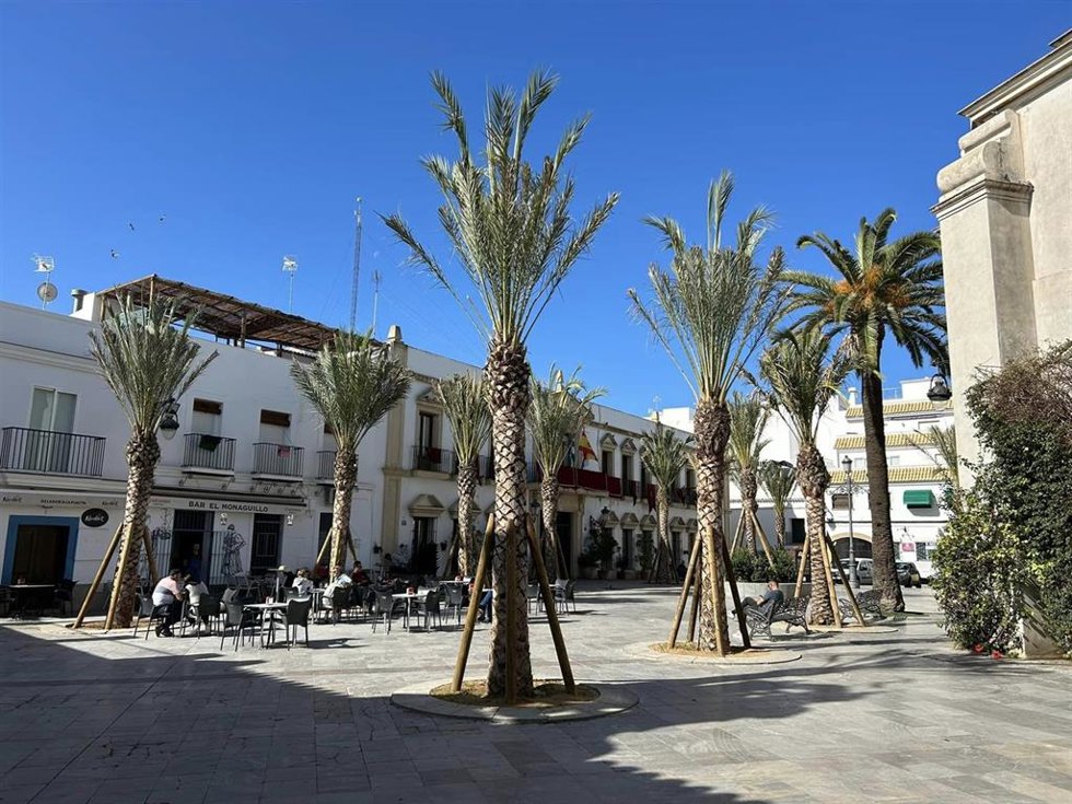 Archivo - Plaza del Ayuntamiento de Chipiona.