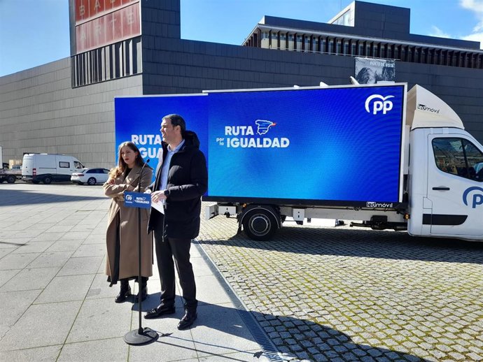 La vicesecretaria de Educación y Sanidad del PP, Esther Muñoz, junto al presidente del PPN, Javier García