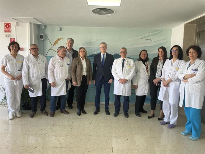 El consejero de Salud, Juan José Pedreño, visita la unidad de Paliativos del hospital Santa María del Rosell de Cartagena, acompañado de la alcaldesa, Noelia Arroyo