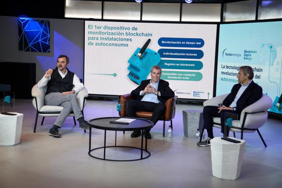 (I-D) El Business developer manager Blockchain Digital Energy, Lluís Mulero Sabatell; el consejero delegado de FactorEnergia, Emili Rousaud y el consejero delegado de Blockchain Digital Energy, Henry Daunert.
