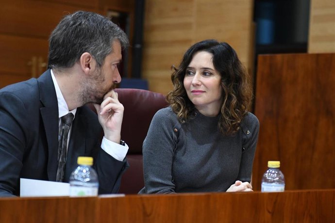 La presidenta de la Comunidad de Madrid, Isabel Díaz Ayuso, y el consejero de Presidencia, Justicia y Administración Local, Miguel Ángel García, durante un pleno en la Asamblea de Madrid, a 15 de febrero de 2024, en Madrid (España).