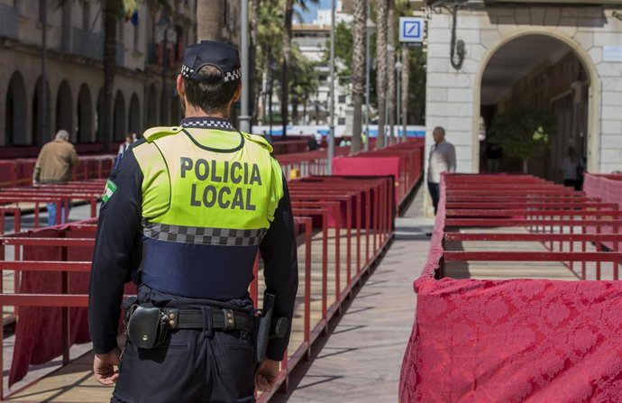 Archivo - Un agente de la Policía Local de Huelva en la zona centro de Huelva con los palcos ya montandos para la Semana Santa de 2023.